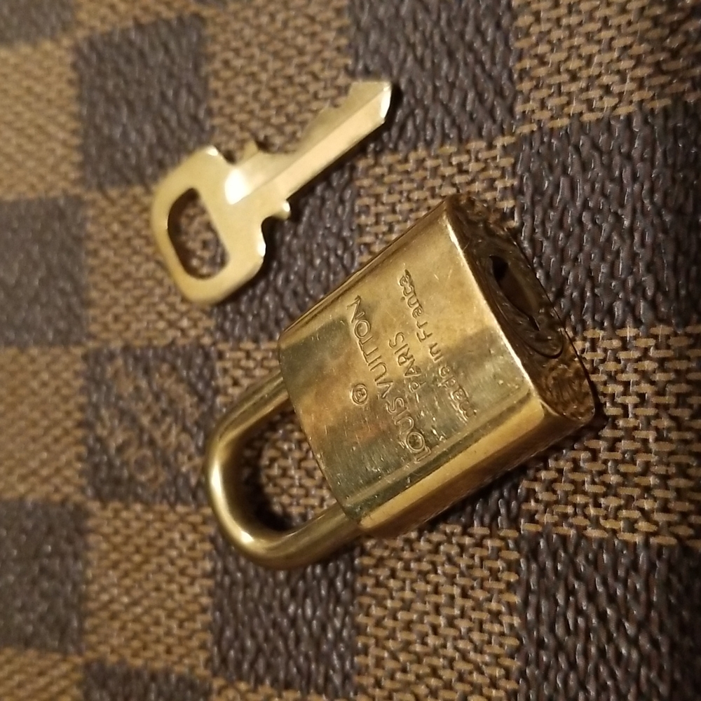SOLD - 🔐 Louis Vuitton Padlock & Key Set - Picture 2 of 10